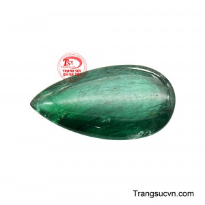 Những vân bao thể dạng sợi hiện rõ bên trong, chạy dọc thân đá như những dòng năng lượng đang chuyển động. 