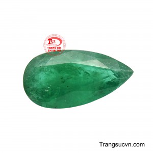 Sắc xanh lục sâu thẳm, óng mượt của Emerald từ lâu đã được xem là màu sắc của hoàng gia và giới thượng lưu.