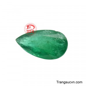 Ánh xanh ấy không phô trương chói lóa, mà tỏa sáng một cách sang trọng, trầm ổn, như chính phong thái của người đã bước đến đỉnh cao và hiểu rõ giá trị của sự giàu có bền lâu. 