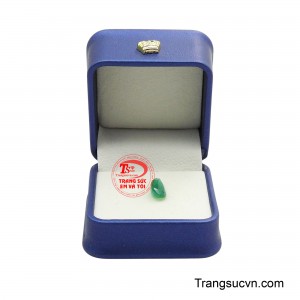 Nhìn nghiêng hay trực diện, viên đá đều toát lên vẻ chắc chắn, đầm tay nhưng vẫn thanh lịch, rất lý tưởng để chế tác nhẫn, mặt dây chuyền hoặc trang sức vàng cao cấp.