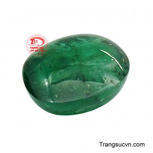 Sắc xanh lục tự nhiên của Emerald đại diện cho sự sinh sôi, tái tạo và cân bằng, mang đến cảm giác tươi mới, an yên nhưng vẫn đầy sức sống.