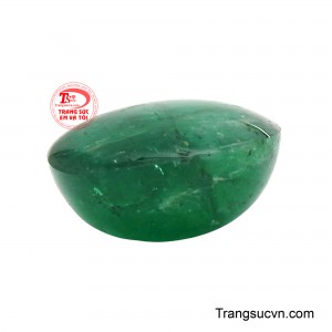 Với sắc xanh lục có chiều sâu và bề mặt cabochon bóng mịn, viên đá đặc biệt tỏa sáng khi được đính kết cùng trang sức vàng, tạo nên sự tương phản sang trọng, nổi bật và đầy quyền uy. 