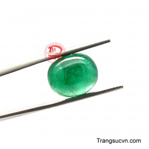 Thiết kế trang sức sử dụng viên Emerald Phúc Khí giúp tôn lên phong thái điềm đạm, bản lĩnh và gu thẩm mỹ tinh tế của người đeo.
