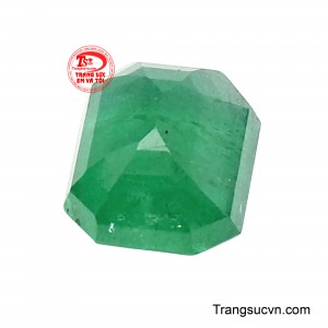 Viên Emerald sở hữu sắc xanh lục tự nhiên, có chiều sâu, kết hợp kiểu cắt emerald cổ điển giúp tôn lên vẻ đẹp mạnh mẽ, vững chãi và đầy quyền uy.