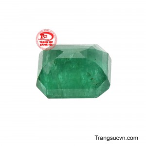 Khi được kết hợp cùng trang sức vàng, viên đá trở nên nổi bật rõ rệt, tạo nên tổng thể hài hòa giữa sắc xanh của sinh khí và ánh kim của phú quý.