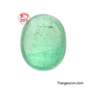 Viên Emerald Thành Công mang vẻ đẹp trong trẻo, sắc xanh lục tươi sáng của viên đá gợi cảm giác trong lành, tích cực và tràn đầy sinh khí như những khởi đầu thuận lợi và con đường phát triển thăng tiến. 