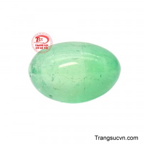 Viên đá được chế tác theo dáng oval cabochon bo tròn, bề mặt nhẵn mịn, giúp ánh sáng phản chiếu mềm mại và làm nổi bật độ trong tự nhiên của Emerald.