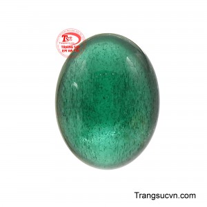 Viên Emerald Thịnh Vượng được mài theo dáng oval cabochon bo tròn, bề mặt nhẵn mịn, cho ánh sáng lướt nhẹ và lan tỏa đều khắp thân đá. 