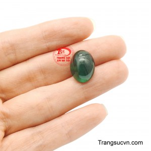 Viên Emerald An Lành không chỉ là một viên đá quý, mà còn là lời chúc thầm lặng cho cuộc sống an yên, thuận hòa và vững vàng theo năm tháng.