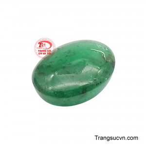 Sắc xanh lục tự nhiên của viên đá gợi liên tưởng đến mạch sống đang âm thầm chảy trong lòng đất, biểu trưng cho sự tích tụ năng lượng bền bỉ lâu dài. 