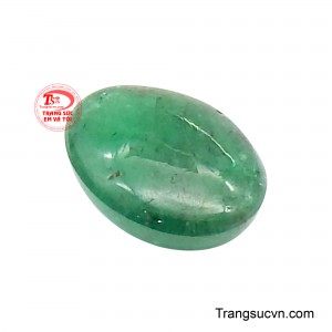 Viên đá được mài cabochon mềm mại, sở hữu bề mặt bóng mịn, phản chiếu ánh sáng dịu nhẹ, tạo cảm giác tươi mát và gần gũi.