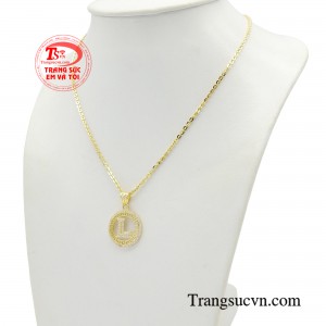 Bộ dây chuyền chữ thời thượng 18K là sự kết hợp hoàn hảo giữa nét sang trọng cổ điển và tinh thần hiện đại đầy cá tính. 