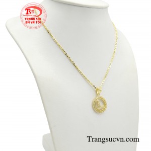 Thiết kế nổi bật với mặt dây chữ cái đính đá tinh xảo nằm trong vòng tròn họa tiết sang trọng, tạo nên tổng thể hài hòa và cuốn hút ngay từ ánh nhìn đầu tiên.