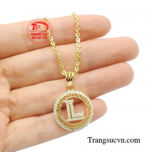 Viền ngoài đính đá kết hợp họa tiết cách điệu tinh tế, tạo chiều sâu và điểm nhấn đẳng cấp. 