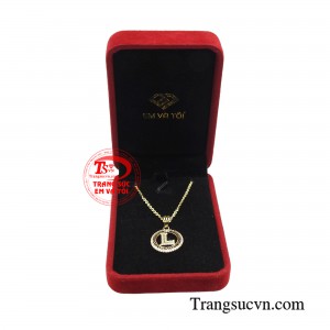 Dây chuyền mắt xích tròn thanh mảnh nhưng chắc chắn, mang lại cảm giác mềm mại khi đeo.