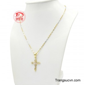 Hình ảnh Chúa trên thánh giá được chế tác tinh xảo với từng đường nét mềm mại, toát lên vẻ trang nghiêm và thiêng liêng, mang lại cảm giác bình an và an tâm cho người đeo. 