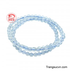Chuỗi tay aquamarine thịnh vượng mang sắc xanh trong trẻo như làn nước biển, gợi cảm giác nhẹ nhàng, thư thái và tràn đầy sinh khí.