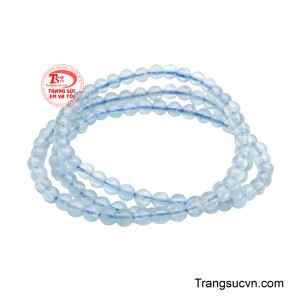 Những viên đá aquamarine được tuyển chọn kỹ lưỡng với độ trong tự nhiên, bề mặt mài bóng tinh tế, tạo nên vẻ đẹp thanh lịch và sang trọng.