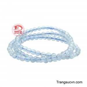 Thiết kế cuốn 3 vòng không chỉ tạo điểm nhấn thẩm mỹ mềm mại quanh cổ tay mà còn tượng trưng cho sự kết nối cân bằng và phát triển, giúp nguồn năng lượng tích cực được lưu chuyển liên tục. 