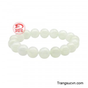 Những hạt ngọc tròn đầy, mang sắc trắng xanh thanh mát như làn sương mỏng buổi sớm, tạo cảm giác nhẹ nhàng và dễ chịu ngay từ ánh nhìn đầu tiên. 