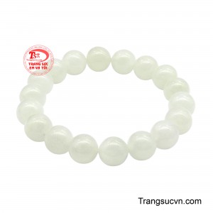 Không rực rỡ sắc màu, không cầu kỳ trong thiết kế, chuỗi tay băng ngọc Jadeite chinh phục người nhìn bằng chính vẻ đẹp trong veo và dịu dàng của mình.