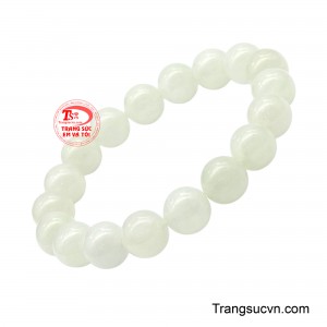Khi đeo trên tay, chuỗi ngọc mang lại cảm giác mát dịu tự nhiên