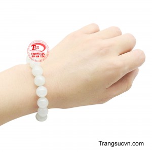 Vẻ đẹp của băng ngọc không nằm ở sự phô trương, mà ở chiều sâu của chất ngọc, càng quan sát càng thấy mềm mại, càng sử dụng lâu càng thêm giá trị.