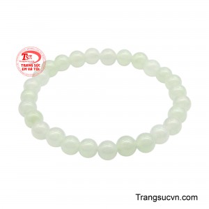 Chất ngọc có độ trong và độ bóng tự nhiên, bề mặt mịn màng phản chiếu ánh sáng nhẹ nhàng.