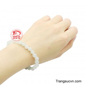 Năng lượng dịu nhẹ của ngọc giúp cân bằng cảm xúc và tạo cảm giác an tâm.