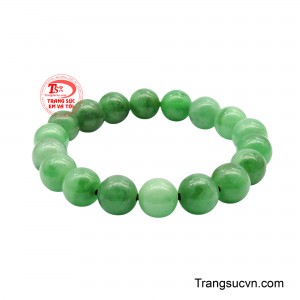 Độ trong hài hòa của chất ngọc giúp ánh sáng len lỏi qua từng thớ ngọc, tạo nên chiều sâu tự nhiên và vẻ đẹp thanh khiết mà chỉ ngọc quý lâu năm mới sở hữu.