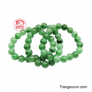 Sự cân đối giữa màu sắc, độ trong và vân ngọc mang đến cảm giác sang trọng kín đáo.