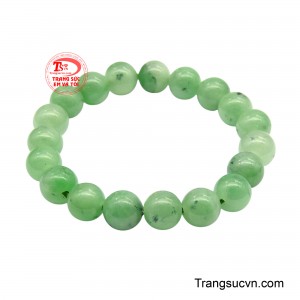 Sắc xanh tự nhiên kết hợp cùng độ trong hài hòa tạo nên cảm giác thanh mát, sang trọng và đầy nội lực, thể hiện khí chất vững vàng của người đeo.