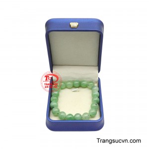 Cẩm thạch được tin là có khả năng xua đuổi tà khí, mang lại sự bình an và che chở cho người đeo trước những năng lượng tiêu cực.