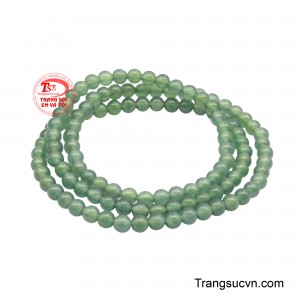 Chất ngọc có độ trong hài hòa, bề mặt được mài bóng mịn, giúp từng hạt ngọc phản chiếu ánh sáng nhẹ nhàng, tạo nên vẻ đẹp thanh thoát nhưng vẫn đầy sang trọng. 