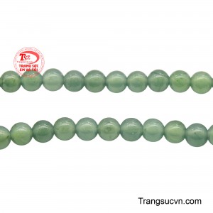 Chuỗi lam ngọc được thiết kế dạng 3 vòng quấn tay, tạo cảm giác đầy đặn và mềm mại, tôn lên nét thanh lịch và tinh tế cho người đeo.