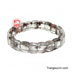 Chuỗi tay Thạch Anh Cát Thịnh Vượng được xem là biểu tượng của nguồn năng lượng tích tụ bền bỉ từ lòng đất