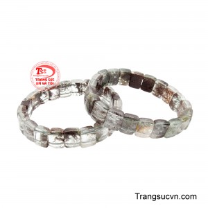 Từng viên thạch anh cát tự nhiên được chế tác tỉ mỉ theo dáng chữ nhật dẹt, bề mặt mài bóng mềm mại, mang đến cảm giác hài hòa giữa nét cổ điển trang nhã và hơi thở hiện đại đầy cá tính khi hiện diện trên cổ tay. 