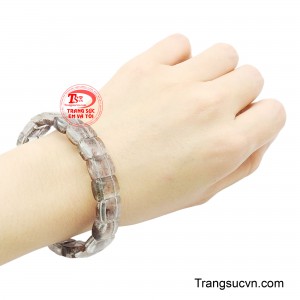 Điểm cuốn hút đặc biệt nằm ở những tinh thể khoáng chất li ti tựa như những hạt cát, được thiên nhiên khéo léo dệt nên bên trong lòng thạch anh trong suốt. 