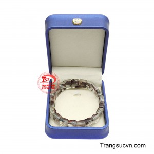 Chính sự sắp đặt ngẫu hứng ấy đã tạo nên vẻ đẹp độc bản, như một bức tranh sống động của tạo hóa, khiến mỗi hạt đá trở thành một dấu ấn riêng biệt không thể trùng lặp.