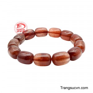 Từng viên đá dáng lu thống dẹt được mài bóng tỉ mỉ, bề mặt óng ánh như mật ngọt.