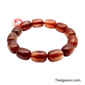 Chuỗi tay thạch anh tóc vượng khí hiện lên như một tuyệt tác của thiên nhiên, nơi vẻ đẹp sâu lắng của đá quý hòa quyện cùng sắc đỏ ấm áp đầy nội lực, tạo nên khí chất sang trọng và cuốn hút. 