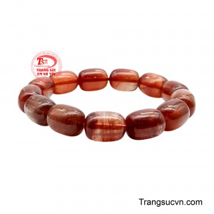 Bên trong là những sợi tinh thể rutin nâu đỏ được thiên nhiên khéo léo kết tinh, đan xen tự nhiên như những vệt ánh sáng sống động trong lòng thạch anh trong suốt. 