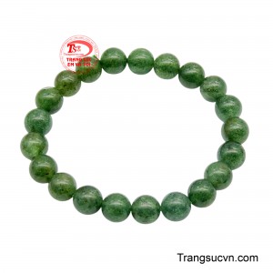 huỗi thạch anh dâu xanh bình an mang sắc xanh dịu nhẹ, điểm xuyết những tinh thể li ti như hạt sương, tạo nên vẻ đẹp trong trẻo và đầy sức sống. 