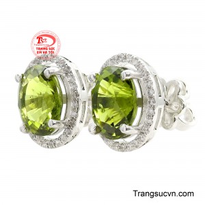 Điểm nhấn nổi bật của thiết kế là cặp đá Peridot xanh rực rỡ được cắt giác oval tinh xảo, giúp viên đá phản chiếu ánh sáng lấp lánh từ mọi góc nhìn. 