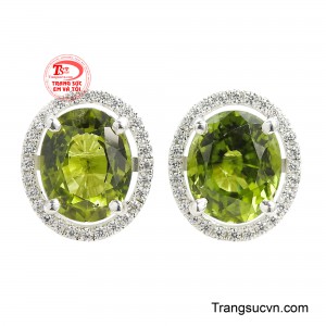 Hoa Tai Bạc Peridot Hoàng Gia là sự kết hợp hoàn hảo giữa vẻ đẹp sang trọng và nét tươi mới của thiên nhiên. 