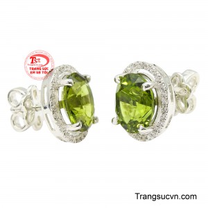 Bao quanh viên đá chủ là viền đá trắng lấp lánh được nạm tỉ mỉ, tạo hiệu ứng hào quang sang trọng, làm nổi bật vẻ đẹp quý phái của đôi hoa tai. 