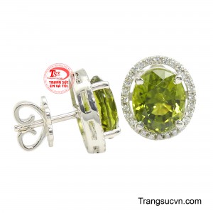 Hệ chấu bạc chắc chắn ôm trọn viên đá trung tâm, vừa đảm bảo độ bền vừa tôn lên vẻ đẹp tinh tế của tổng thể thiết kế. 