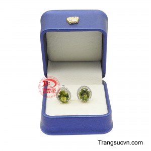 Phần khung bạc sáng bóng được chế tác cẩn thận, mang lại sự hài hòa và thanh thoát cho sản phẩm. 