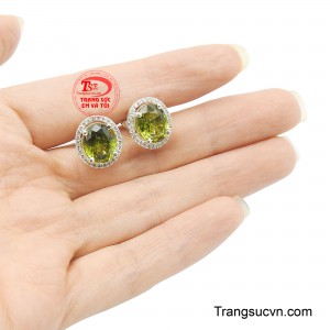 Kiểu dáng cổ điển pha chút hiện đại giúp đôi hoa tai dễ dàng kết hợp với nhiều phong cách thời trang, từ thanh lịch hằng ngày đến sang trọng trong những dịp đặc biệt.