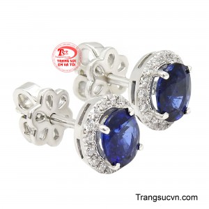 Kiểu dáng nhỏ gọn, thanh lịch giúp đôi hoa tai dễ dàng kết hợp với nhiều phong cách thời trang, từ trang phục công sở thanh nhã đến những bộ váy dạ tiệc sang trọng. 